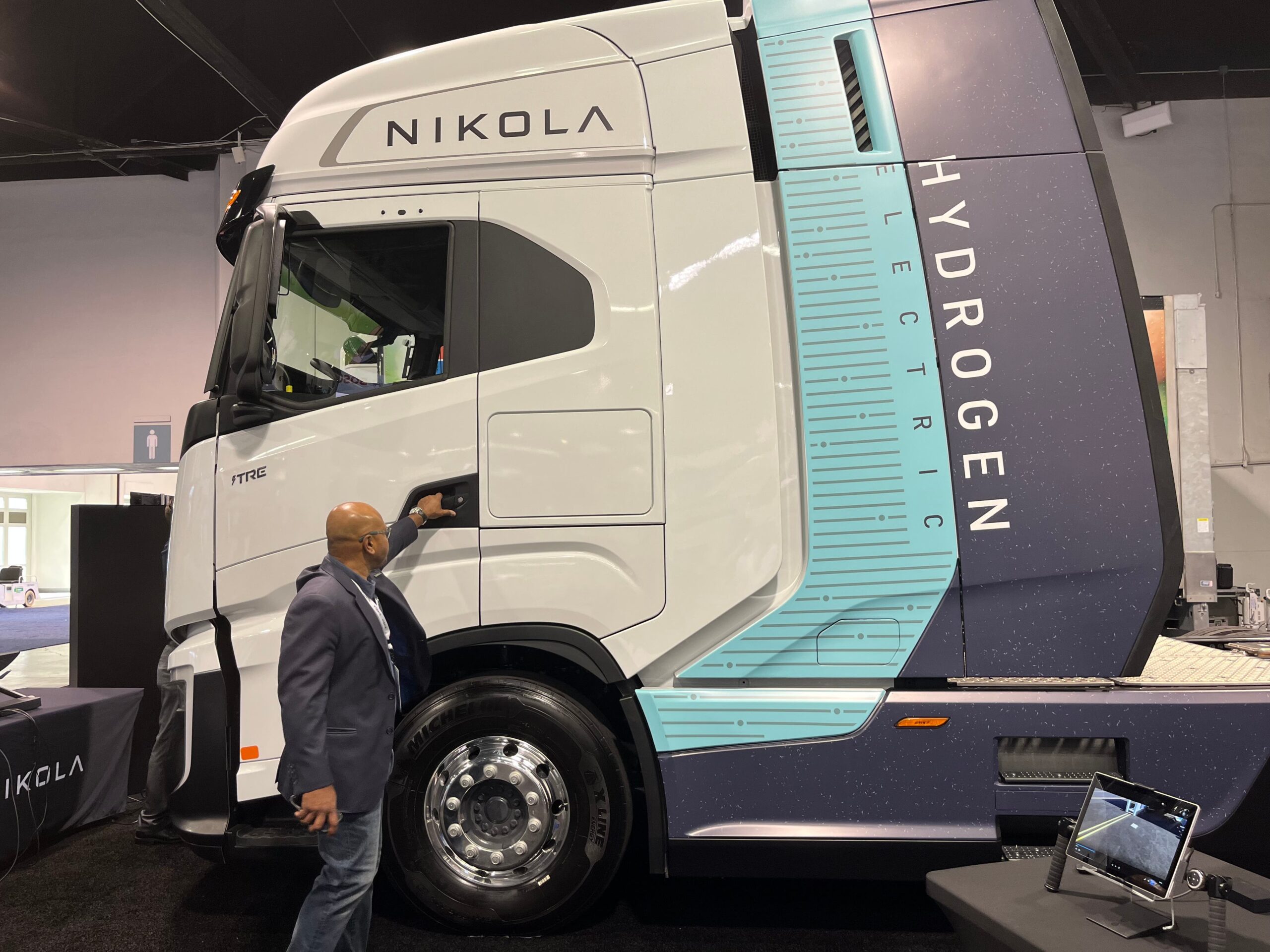 nikola fuel cell truck