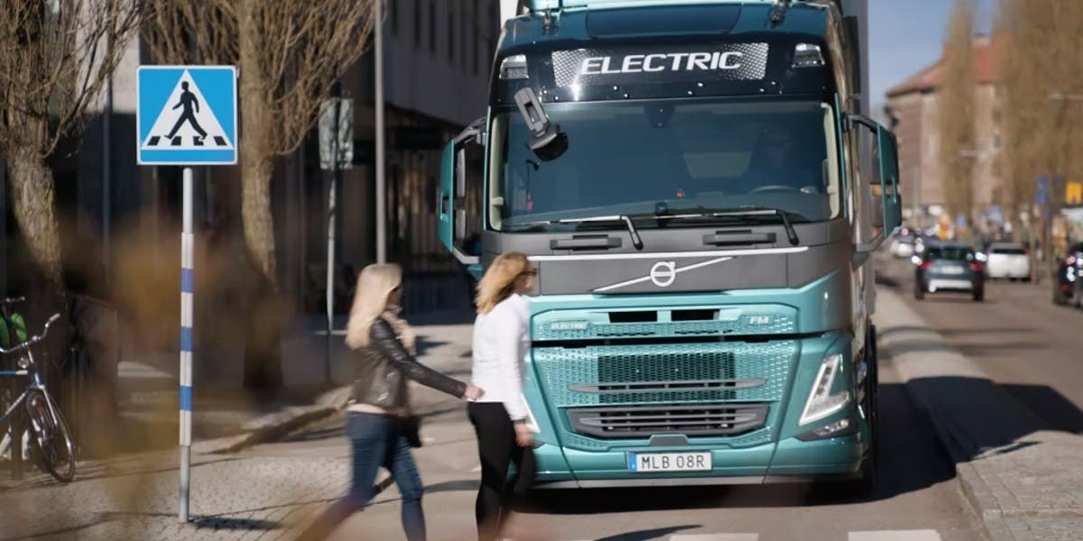 Aiming to increase the safety of cyclists and pedestrians, and also facilitate the drivers’ work, Volvo Trucks is now introducing a range of new safety systems for its vehicles.