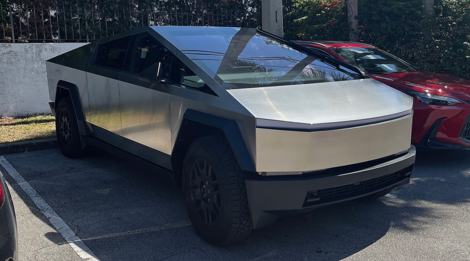 Vandals Can't Break Through Tesla Cybertruck Glass - CleanTechnica