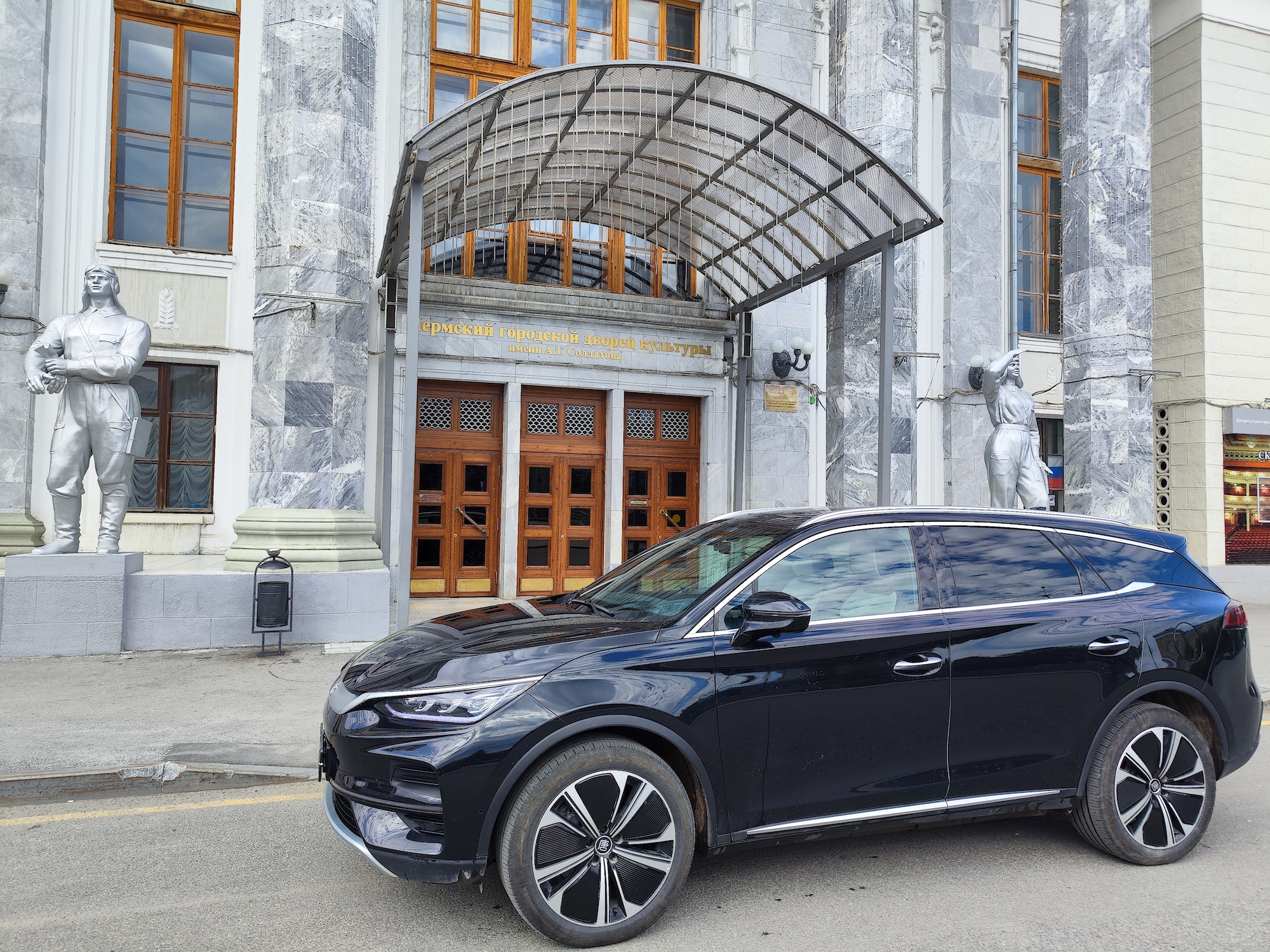 Reviewing the BYD Tang EV in Russia — Exclusive - CleanTechnica