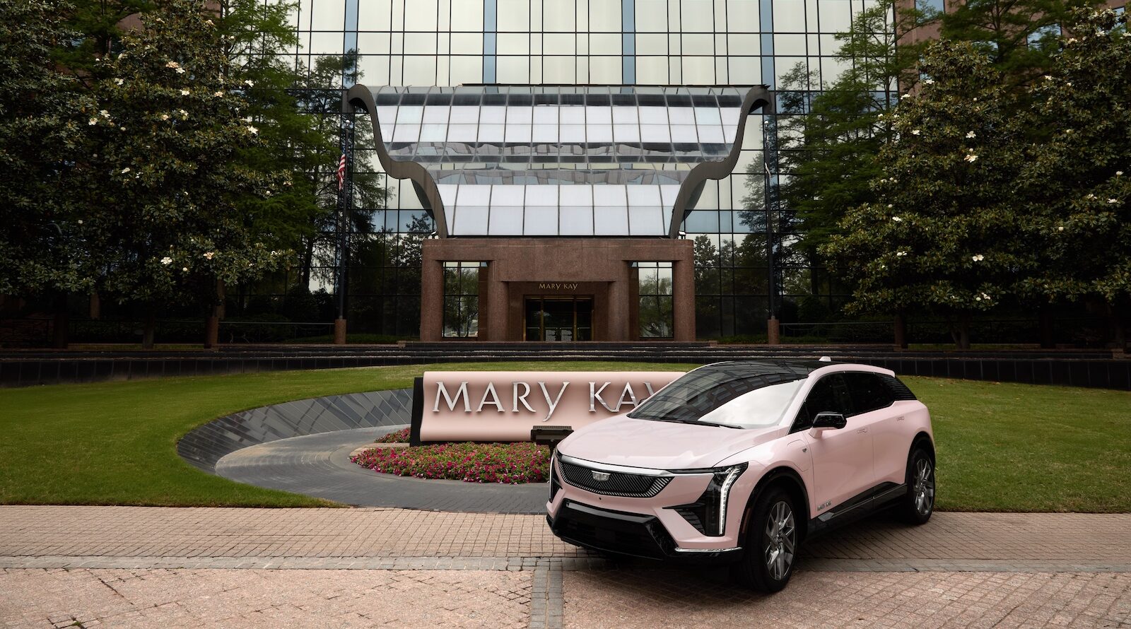 Chiếc Cadillac Hồng Biểu Tượng của Mary Kay Chuyển Sang Điện với Mẫu OPTIQ Hoàn Toàn Mới - CleanTechnica