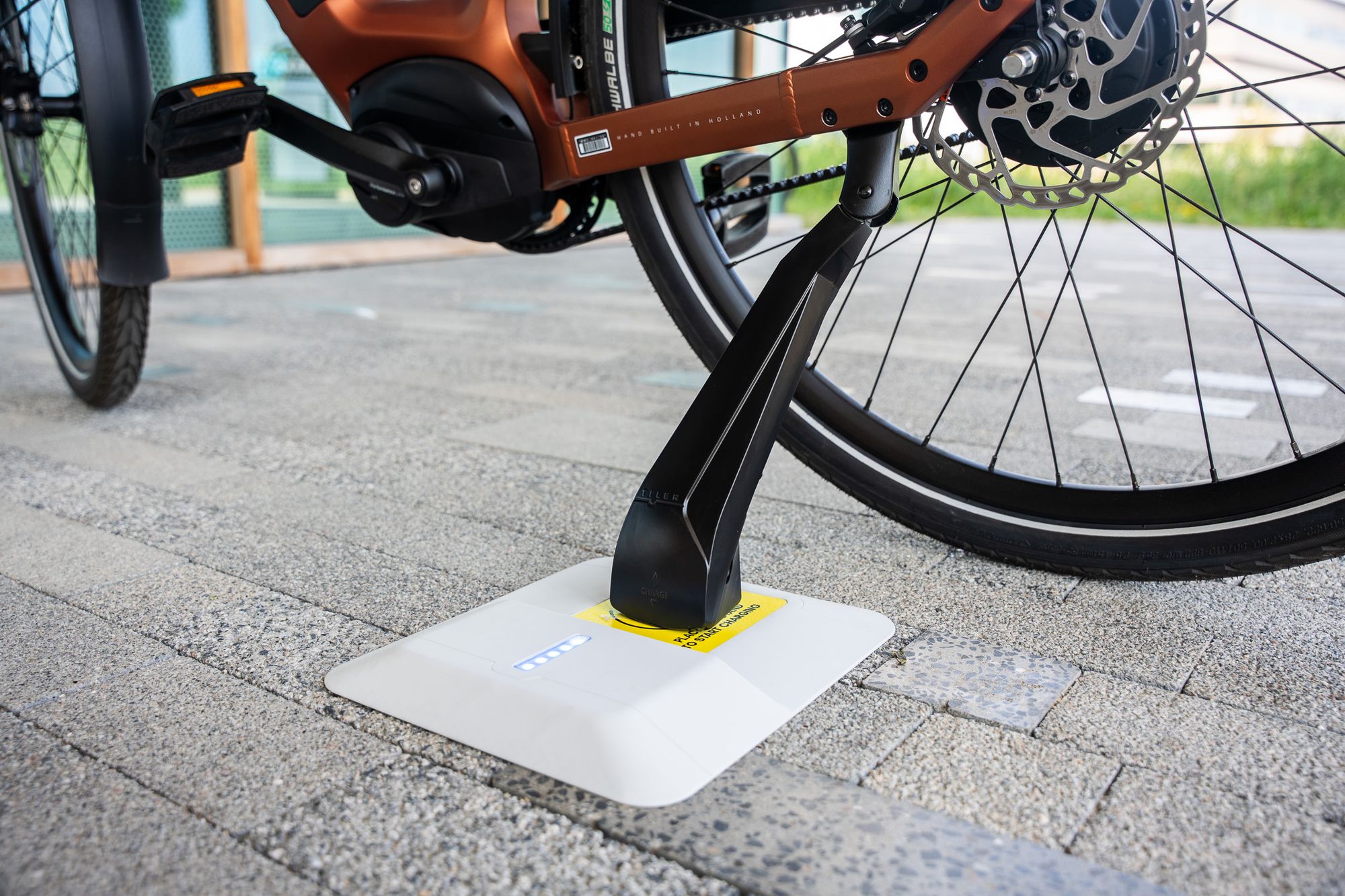 TILER Compact: Bộ Sạc Xe Đạp Điện Không Dây Bật Tự Động Khi Bạn Đỗ Xe - CleanTechnica