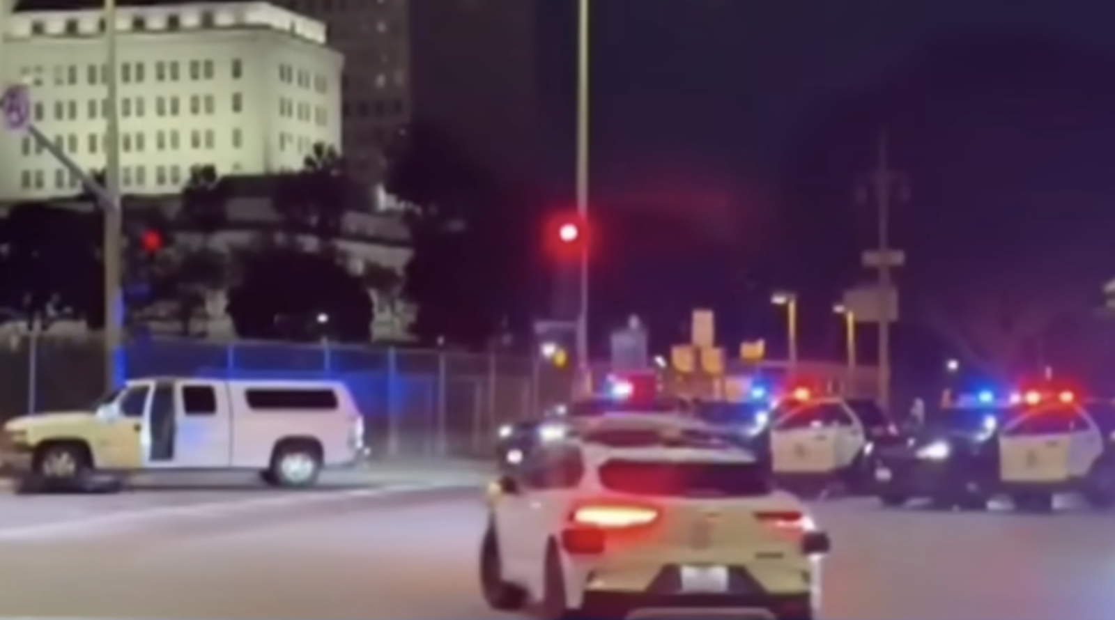 Waymo Lái Xe Thẳng Vào Hiện Trường Cảnh Sát và Sân Golf - CleanTechnica