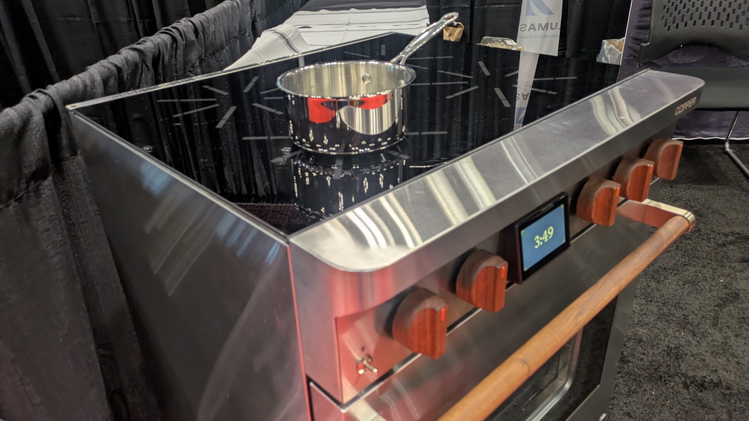 Las cocinas de inducción equipadas con baterías de cobre hacen accesible la electrificación y el almacenamiento.