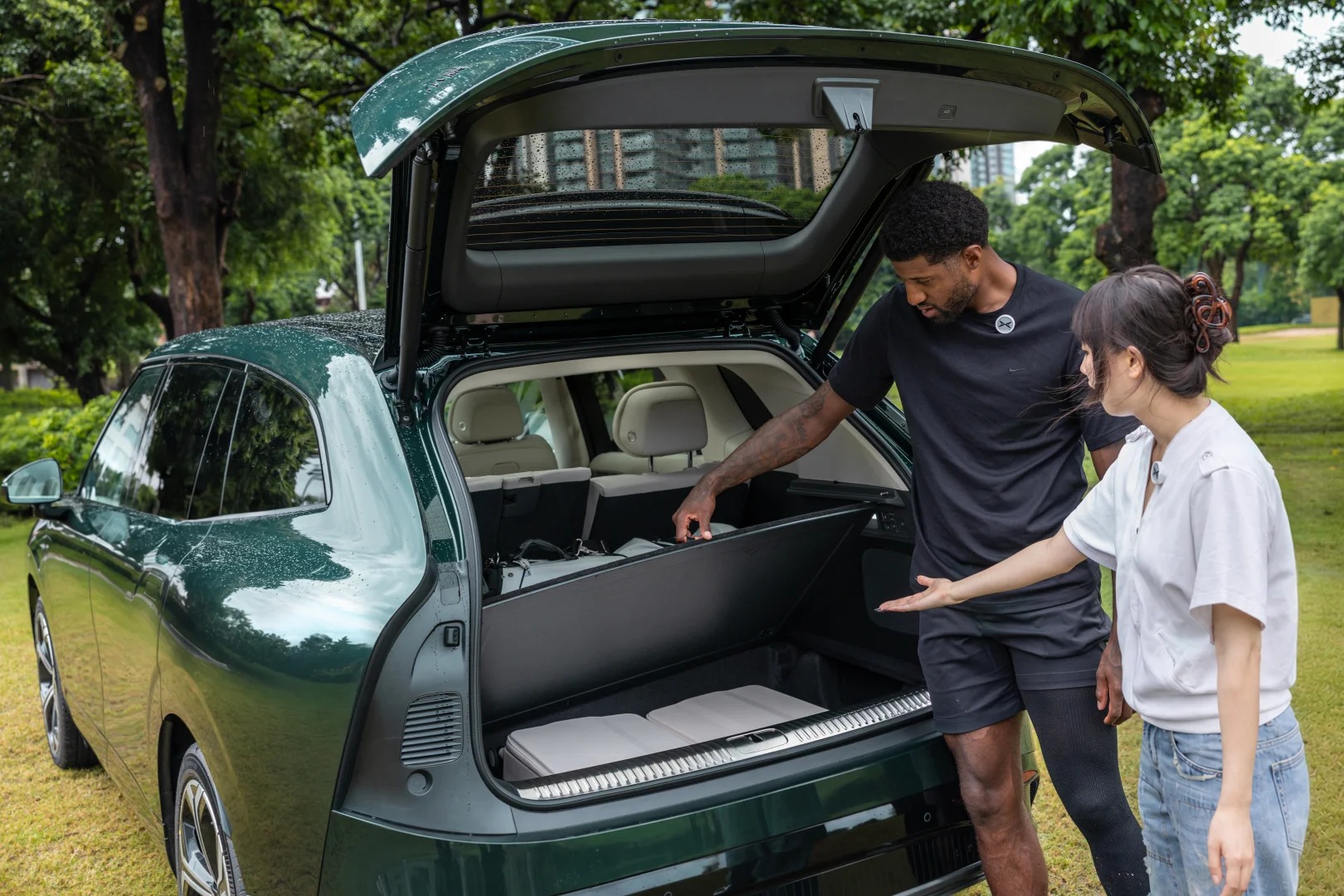 XPENG G9L with Paul George. Image credit: XPENG on RedNote